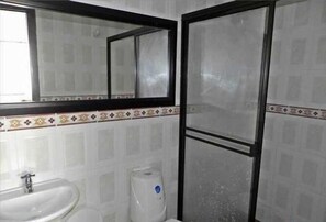 Family Apartment, Multiple Beds | Bathroom | Shower, towels - APARTAMENTO RODADERO 27 (Santa Marta)