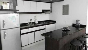 Family Apartment, Multiple Beds | Private kitchen | Full-sized fridge, microwave, oven, stovetop - APARTAMENTO RODADERO 27 (Santa Marta)