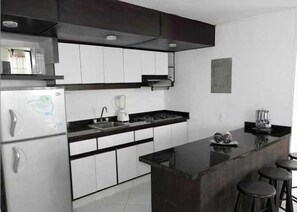 Refrigerador con freezer, microondas, horno, placa de cocina
