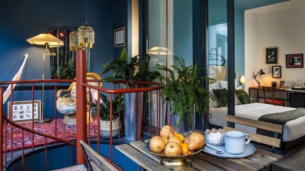 Una sala de estar moderna con una mesa de madera, un frutero y un sofá.