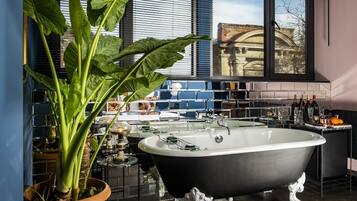 Romantic Suite (With Bathtub) | Premium bedding, minibar, in-room safe, individually decorated