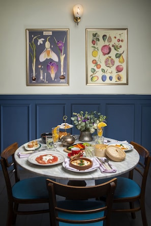 Frokostbuffé hver dag (GEL 40 per person)