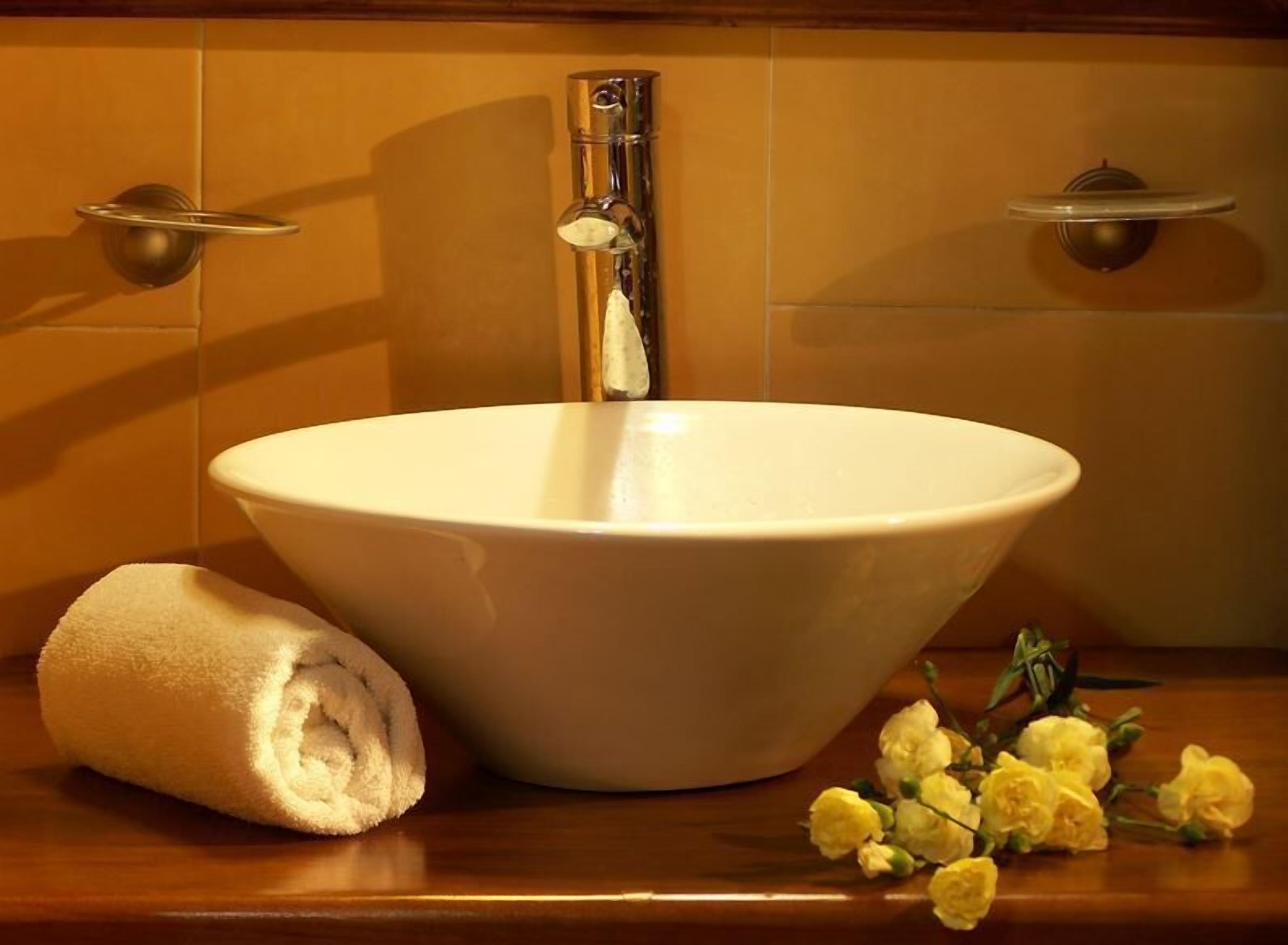 basic double or twin room, 1 double bed | bathroom sink