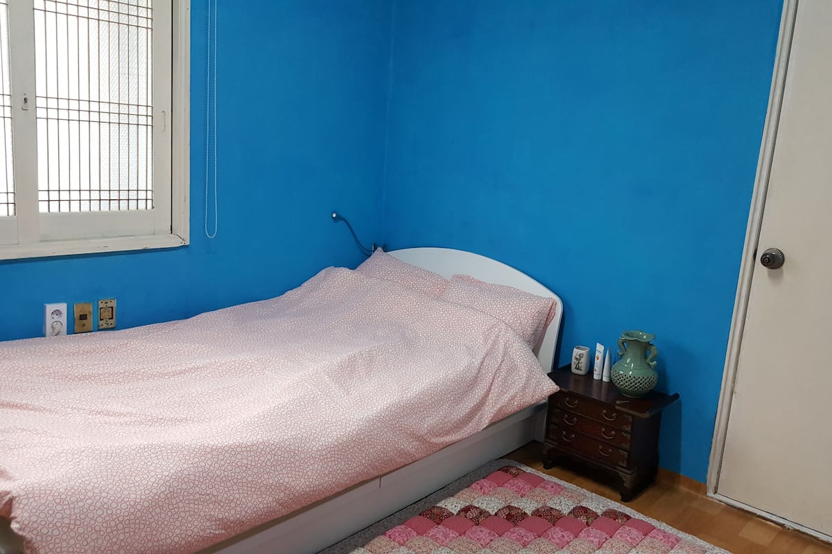 Eenvoudige kamer, 1 slaapkamer, niet-roken, kitchenette | Verduisterende gordijnen, een strijkplank/strijkijzer, gratis wifi