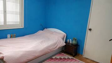 Basic Room, 1 Bedroom, Non Smoking, Kitchenette | Blackout drapes, iron/ironing board, free WiFi, bed sheets