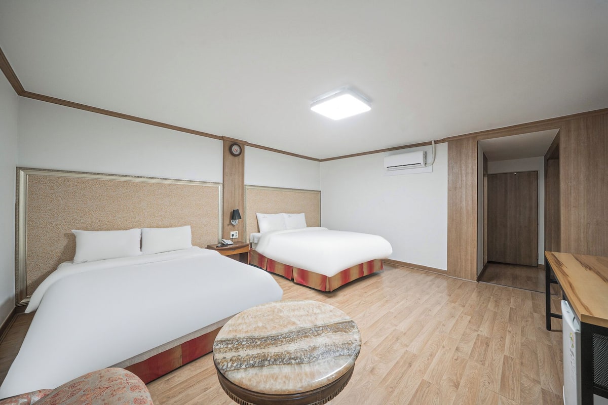 Suite semi (Price for 2, additional charge of 10,000 KRW per person) | Minibar, safe på rommet, skrivebord og skrivebord for bærbar PC