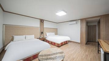 Minibar, caja de seguridad en la habitación y escritorio