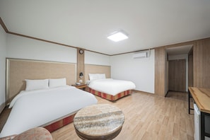 Suite semi (Price for 2, additional charge of 10,000 KRW per person) | Minibar, coffres-forts dans les chambres, bureau
