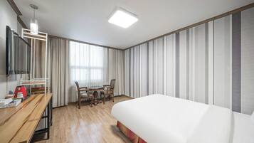 Doppelzimmer | Minibar, Zimmersafe, Schreibtisch, laptopgeeigneter Arbeitsplatz