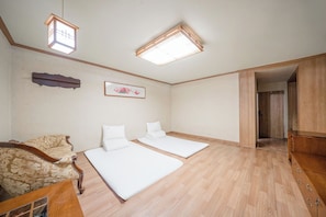 Ondol (Price for 2, additional charge of 10,000 KRW per person) | Minibar, coffres-forts dans les chambres, bureau