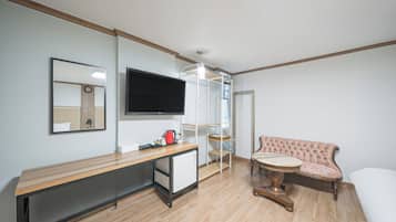 Suite semi (Price for 2, additional charge of 10,000 KRW per person) | Míníbar, öryggishólf í herbergi, skrifborð, vinnuaðstaða fyrir fartölvur
