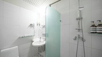 Komfortbadewanne, kostenlose Toilettenartikel, Haartrockner, Bademäntel