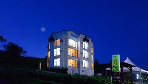 Fachada da propriedade à noite