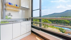 대청봉 304호 | 전용 간이 주방 | 대용량 냉장고, 전자레인지, 쿡탑, 전기 주전자