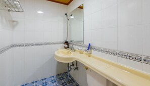 Room (Daecheongbong 304) | Bathroom | Shower, free toiletries, hair dryer, slippers - Seorak Pension (Sokcho)