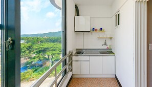 Kamar (Daecheongbong 306) | Dapur kecil pribadi | Lemari es besar, microwave, kompor, dan ketel listrik