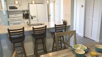 Réfrigérateur, micro-ondes, four, plaque de cuisson