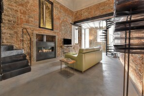 Smart TV - Stone Walls, Luxury, Modern, High End , Perfectly Silent Condo. 1 min from Duomo (Firenze)