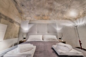 2 bedrooms, desk, soundproofing, iron/ironing board - Stone Walls, Luxury, Modern, High End , Perfectly Silent Condo. 1 min from Duomo (Firenze)