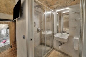 Combined shower/bathtub, hair dryer, slippers, bidet - Stone Walls, Luxury, Modern, High End , Perfectly Silent Condo. 1 min from Duomo (Firenze)
