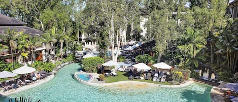 3 สระว่ายน้ำกลางแจ้ง, ร่มริมสระว่ายน้ำ, เก้าอี้อาบแดดริมสระ