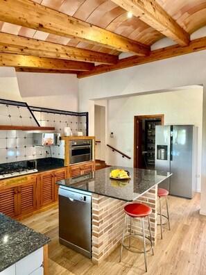 Een koelkast, een microgolfoven, een oven, een vaatwasser