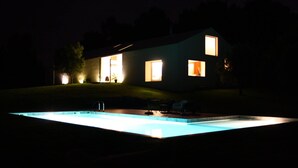 A modern house with a swimming pool at night. - 4 bedroom house with private pool (Celorico de Basto)