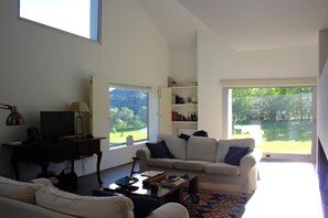 TV, fireplace, table tennis - 4 bedroom house with private pool (Celorico de Basto)