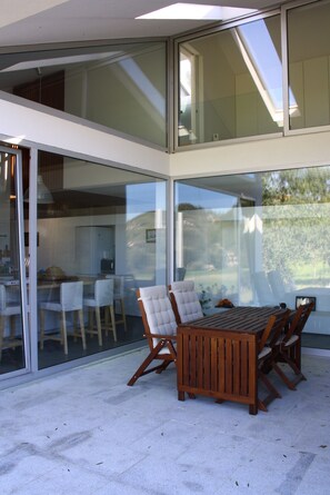 Outdoor dining - 4 bedroom house with private pool (Celorico de Basto)