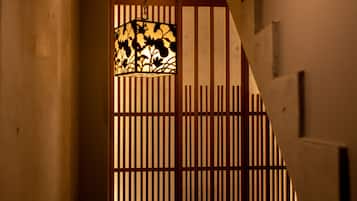 3 chambres, coffres-forts dans les chambres, décoration personnalisée