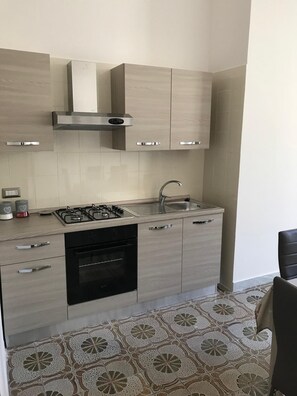 Kühlschrank, Ofen, Herdplatte, Wasserkocher mit Kaffee-/Teezubehör