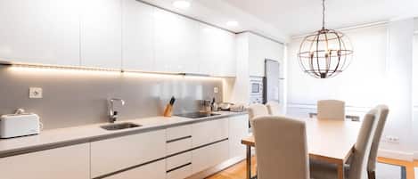 Frigorifero, microonde, forno, piano cottura