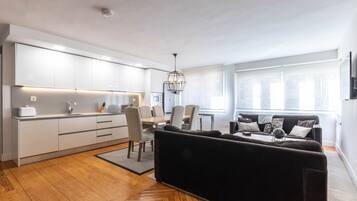 Un apartamento moderno con cocina, comedor y sala de estar.
