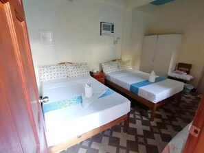 Desk, free WiFi, bed sheets - Mariner's Pension House (Puerto Princesa)