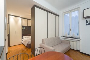 Älytelevisio, kirjoja, musiikkikirjasto, videokirjasto