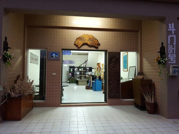 Front of property – evening/night - Hsianghua 81 Homestay (Jinsha)