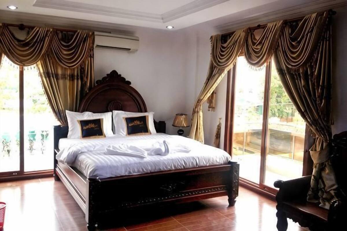 มินิบาร์, ตู้นิรภัยในห้องพัก, โต๊ะทำงาน, Wi-Fi ฟรี