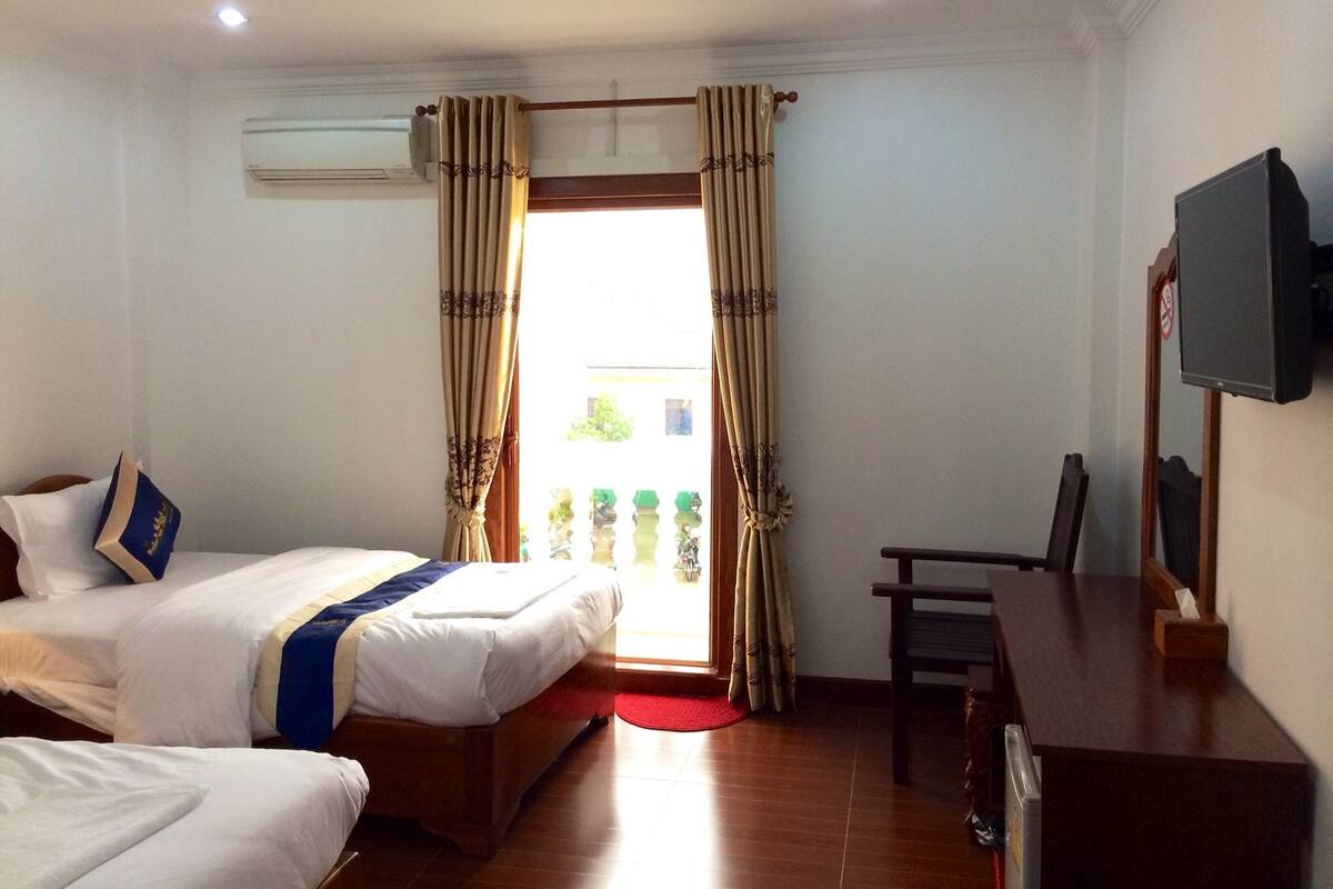 มินิบาร์, ตู้นิรภัยในห้องพัก, โต๊ะทำงาน, Wi-Fi ฟรี