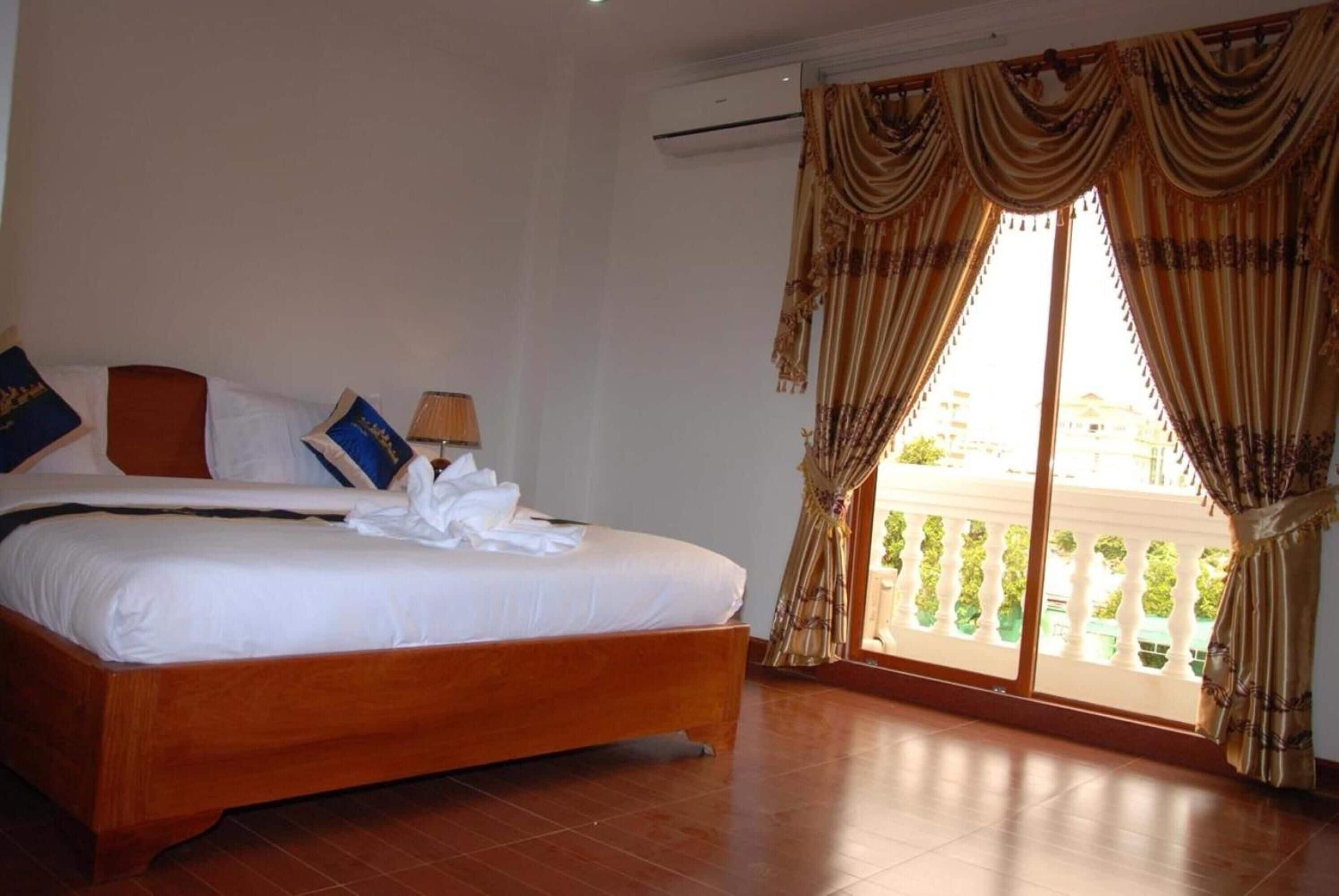 Minibar, két bảo mật tại phòng, bàn 