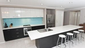 House, 4 Bedrooms | Private kitchen | Coffee/tea maker, fridge, microwave, oven - Sea Lounge (Rosebud)