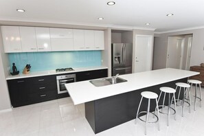 House, 4 Bedrooms | Private kitchen