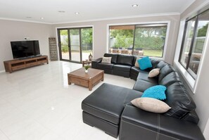 House, 4 Bedrooms | Living room