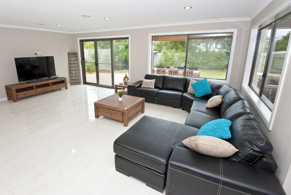 منزل - ٤ غرف نوم | غرفة المعيشة | تلفزيون، مشغل دي في دي