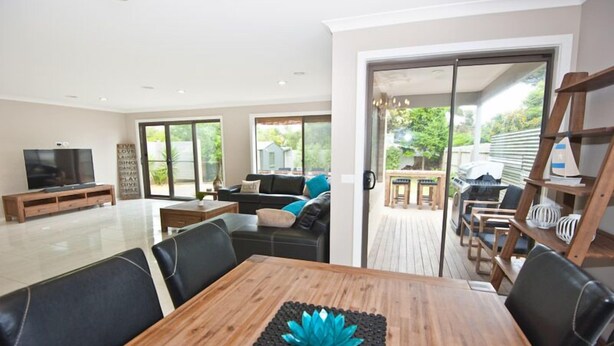 House, 4 Bedrooms | In-room dining - Sea Lounge (Rosebud)