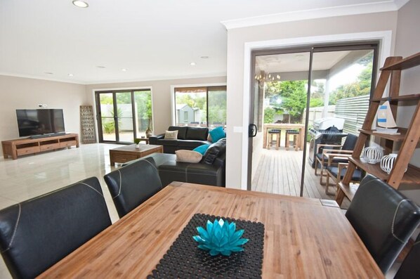 House, 4 Bedrooms | In-room dining