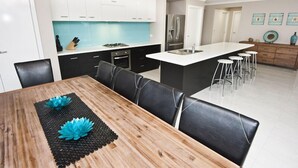 House, 4 Bedrooms | In-room dining - Sea Lounge (Rosebud)
