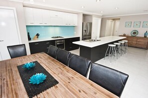 House, 4 Bedrooms | In-room dining