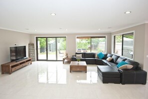 House, 4 Bedrooms | Living room