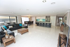 House, 4 Bedrooms | Living room