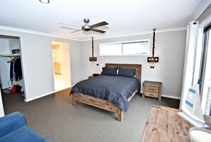 منزل - ٤ غرف نوم | 4 عدّة غرف نوم ومكواة/لوح كي وواي فاي وملاءات أسرّة